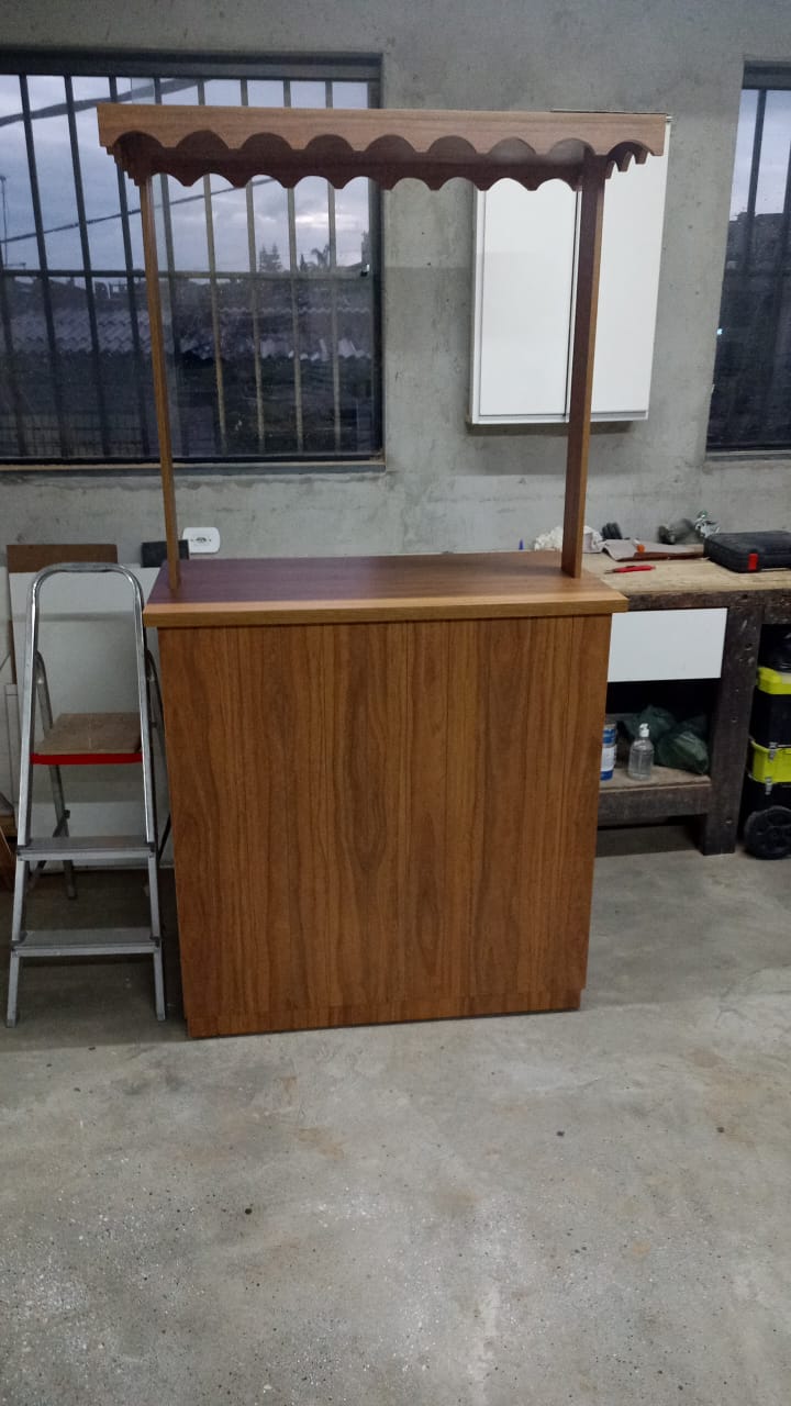 Balcão de madeira sob medida com toldo decorativo vazado, peça personalizada pronta para entrega.